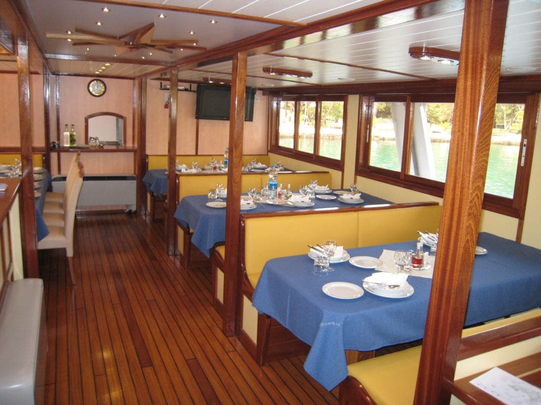 Tour De Vines Croatia Ships Guest Pictures Romantica Saloon2